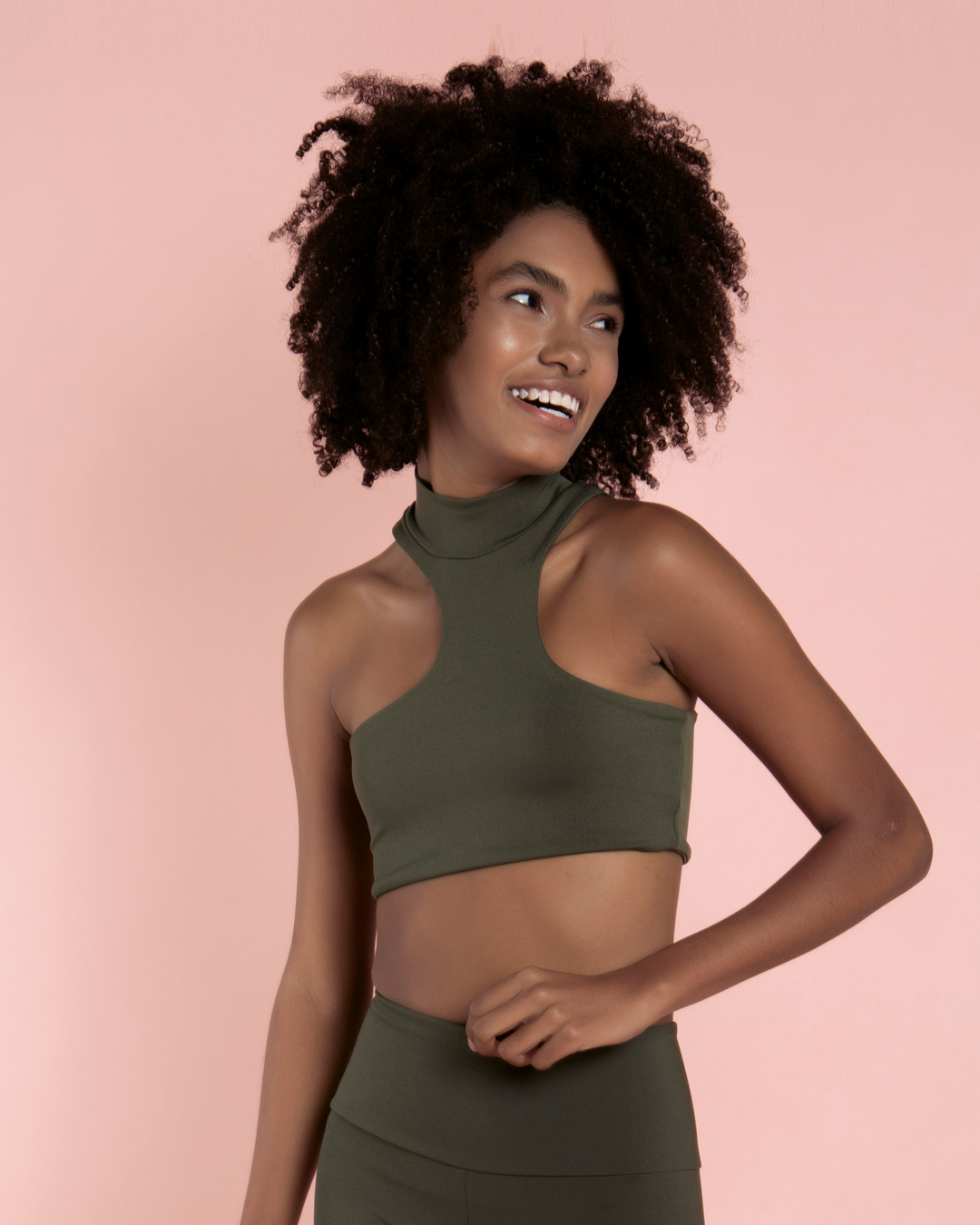 Top Cuello Tortuga Asimétrico Verde Militar
