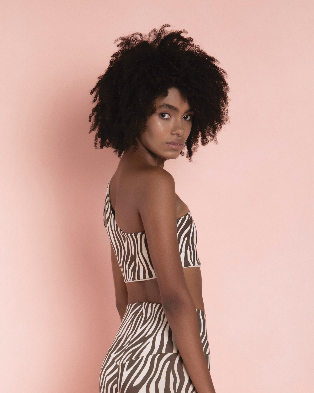 Top Deportivo Doble Tira Asimétrico Zebra Coffee Cream