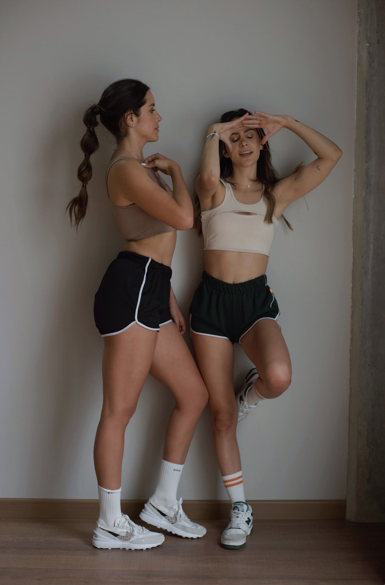 Top Deportivo Escote Abierto Beige